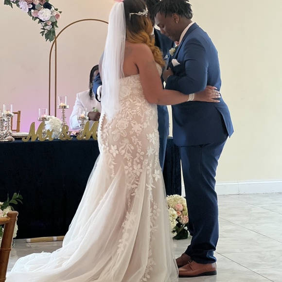 Wedding dress - Picture 2 of 4